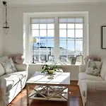 Casa vacanze Cozy In With Kitchen